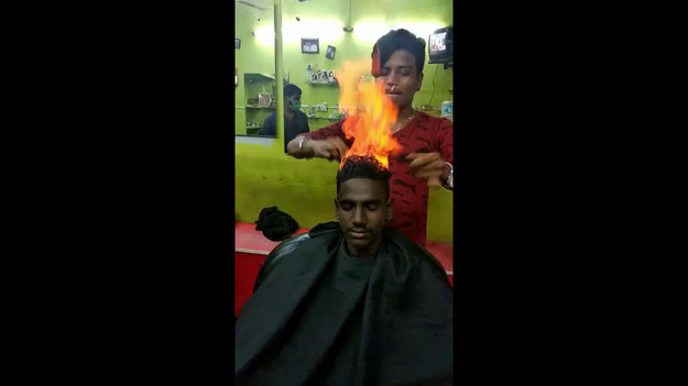 Takie rzeczy tylko w Indiach. Lokalny fryzjer ma dość specyficzny sposób wykonywania swojego zawodu. Zamiast nożyczek używa ognia. Szokujące nagranie.