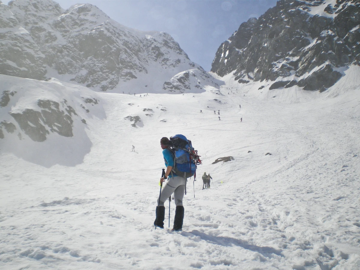 Ratownicy TOPR pomogli dwójce turystów, którzy w niedzielę wieczorem chcieli przejść przez przełęcz Zawrat w Tatrach. Zadzwonili do ratowników z informacją, że nie mogą kontynuować wycieczki, jest im zimno i proszą o pomoc. 