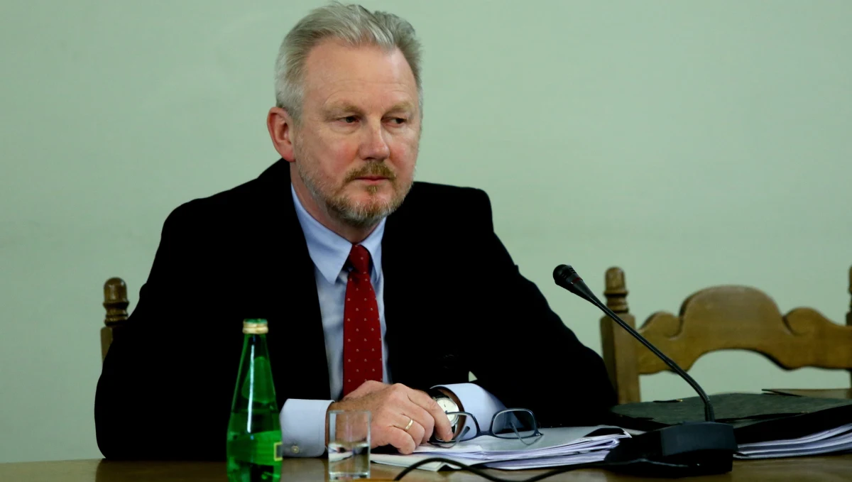 Nie może ruszyć proces w sprawie brutalnego pobicia byłego wiceszefa KNF Wojciecha Kwaśniaka - dowiedział się reporter RMF FM. Chodzi o postępowanie, które musi się rozpocząć od nowa, bo sędzia prowadząca pierwszy przewód sądowy poszła na zwolnienie, a wcześniej zwolniła z aresztu głównego podejrzanego.