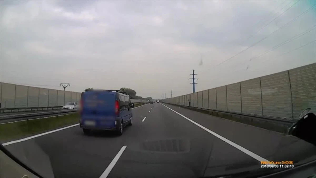 Mały pacjent z Warszawy czekał na serce. Ratownicy robili wszystko, by jak najszybciej dowieźć organ do Krakowa, gdzie oczekiwał samolot, który miał go przetrasportować do Warszawy. Zespół transplantacyjny spóźnił się jednak na lotnisko, bo ich starania zniweczył uparty kierowca, który nie chciał przepuścić karetki na autostradzie A4. Teraz grozi mu grzywna w wysokości pięciu tysięcy złotych.