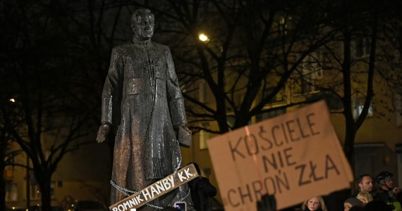 Gdańska kuria metropolitalna oświadczyła w poniedziałek, że w ciągu ostatnich 10 lat nie otrzymała żadnych doniesień, które miałyby potwierdzać zarzuty wobec ks. Henryka Jankowskiego o wykorzystywanie seksualne nieletnich. Tymczasem prezydent Gdańska oznajmił, że jego zdaniem „nie ma miejsca w przestrzeni publicznej dla pomnika ks. Henryka Jankowskiego” i opowiedział się za jego relokacją.