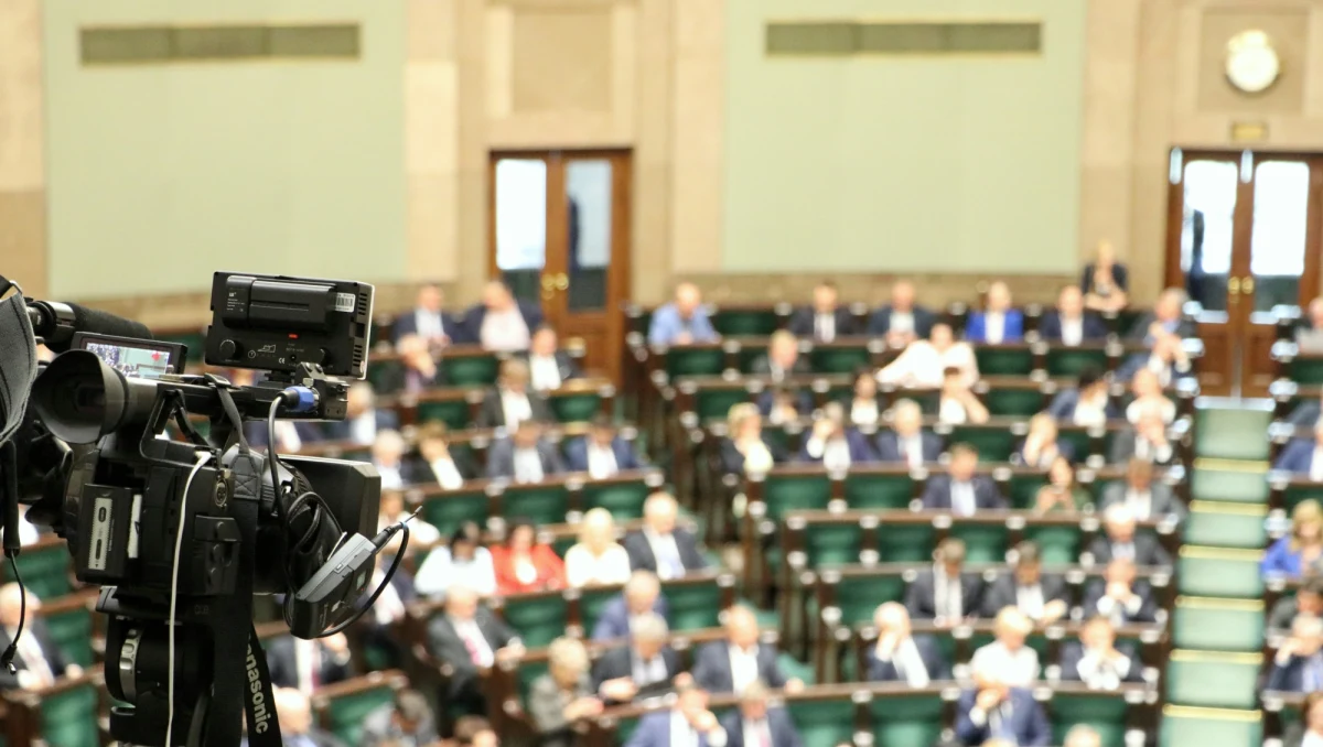 Gdyby wybory parlamentarne odbyły się w grudniu, PiS (wraz z Solidarną Polską i Porozumieniem) uzyskałoby 41 proc. poparcia osób deklarujących udział w głosowaniu; na PO zagłosowałoby 24 proc., na PSL - 7 proc., na ruch Kukiz'15 - 5 proc. - wynika z sondażu CBOS.