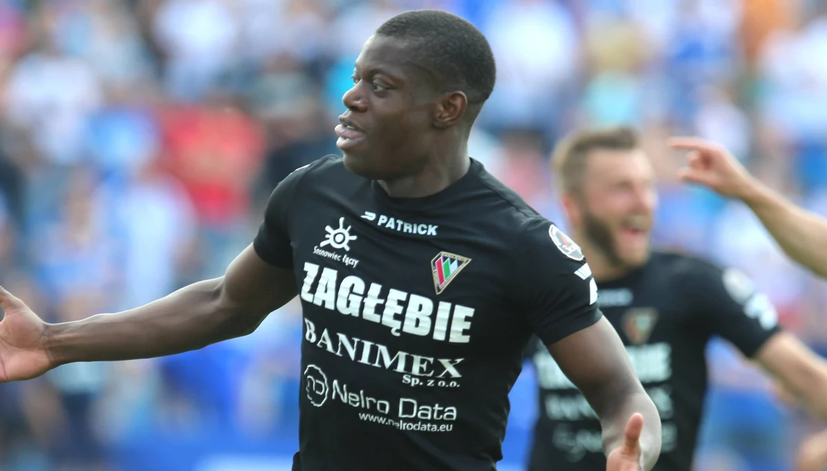 Władze występującego w Ekstraklasie Zagłębia Sosnowiec bardzo poważnie potraktowały faul swojego piłkarza Alexandre’a Cristovao w ostatnim ligowym meczu z Pogonią Szczecin. Piłkarz z Angoli za bezmyślny i chamski faul na rywalu obejrzał czerwoną kartkę. Klub z Sosnowca poinformował, że zawodnik trafił do rezerw i na listę transferową. To oznacza, że w Zagłębiu już najprawdopodobniej nie zagra.