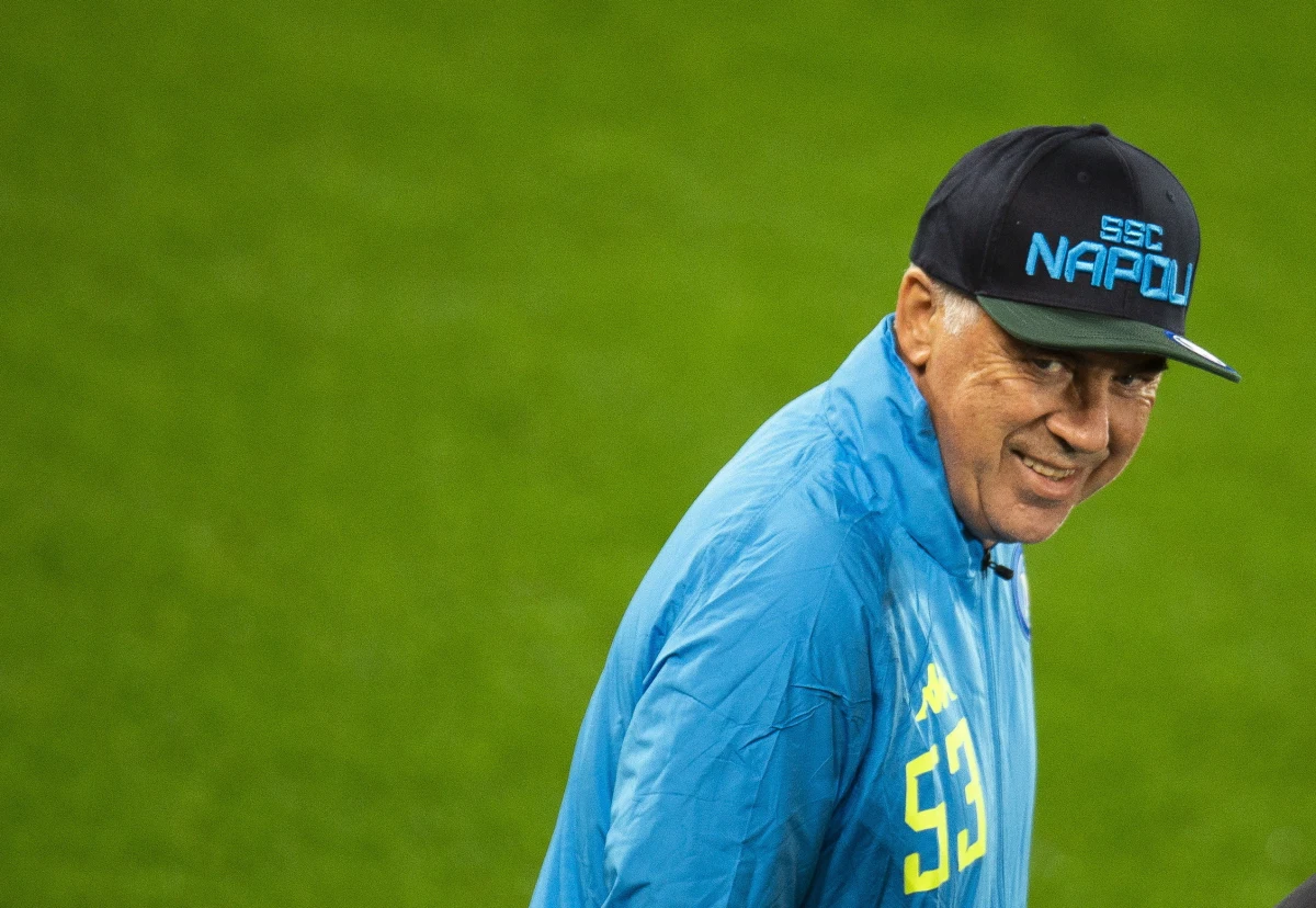 Przed nami decydujące rozstrzygnięcia w fazie grupowej Ligi Mistrzów. Jednym z najciekawiej zapowiadających się spotkań jest mecz Liverpoolu i Napoli. Obie drużyny mają szansę na awans do 1/8 rozgrywek. Trenerzy Liverpoolu i Napoli wierzą, że ich zawodnicy zagrają w kolejnej fazie rozgrywek. „Upiekliśmy już tort, teraz czas dodać wisienkę” – mówił na konferencji przed wtorkowym spotkaniem Carlo Ancelotti, trener Napoli.