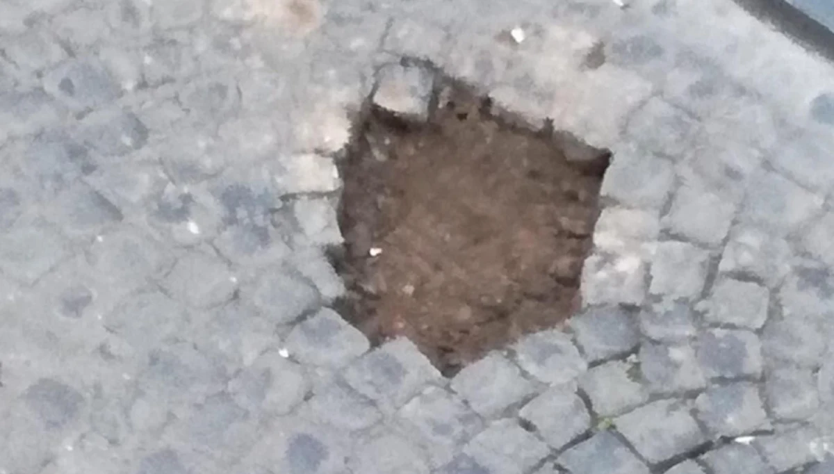 Potępienie i oburzenie wywołała we Włoszech kradzież 20 tabliczek ku czci ofiar holokaustu w Rzymie. Płytki z brązu nazywane "kamieniami-przeszkodami", po polsku znane jako kamienie pamięci, dedykowane były pamięci 20-osobowej rodziny wywiezionej do Auschwitz.