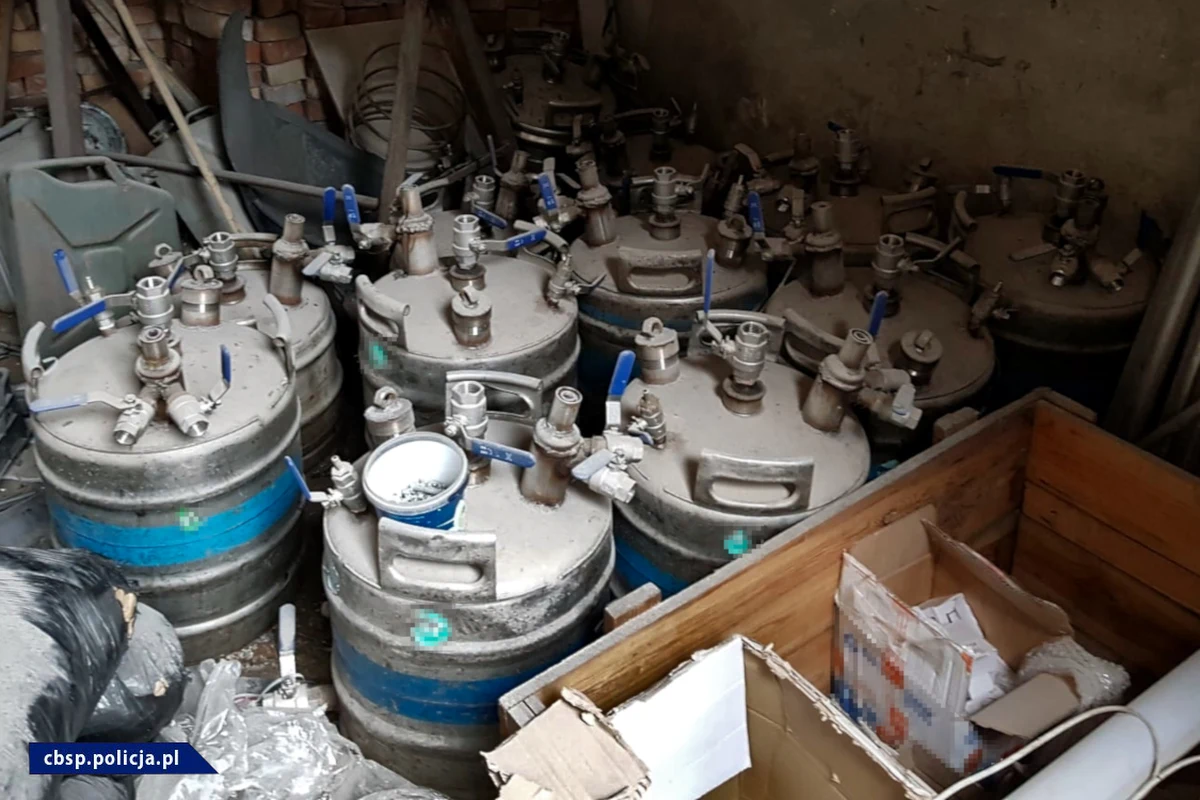 Dwa laboratoria zlikwidowane i 7 osób zatrzymanych. Przejęte ponad 4,5 tony odczynników, a także sprzęt, w który można wyposażyć 13 linii produkcyjnych. Tak wyglądała akcja Centralnego Biura Śledczego Policji wymierzona w przestępczość narkotykową. 