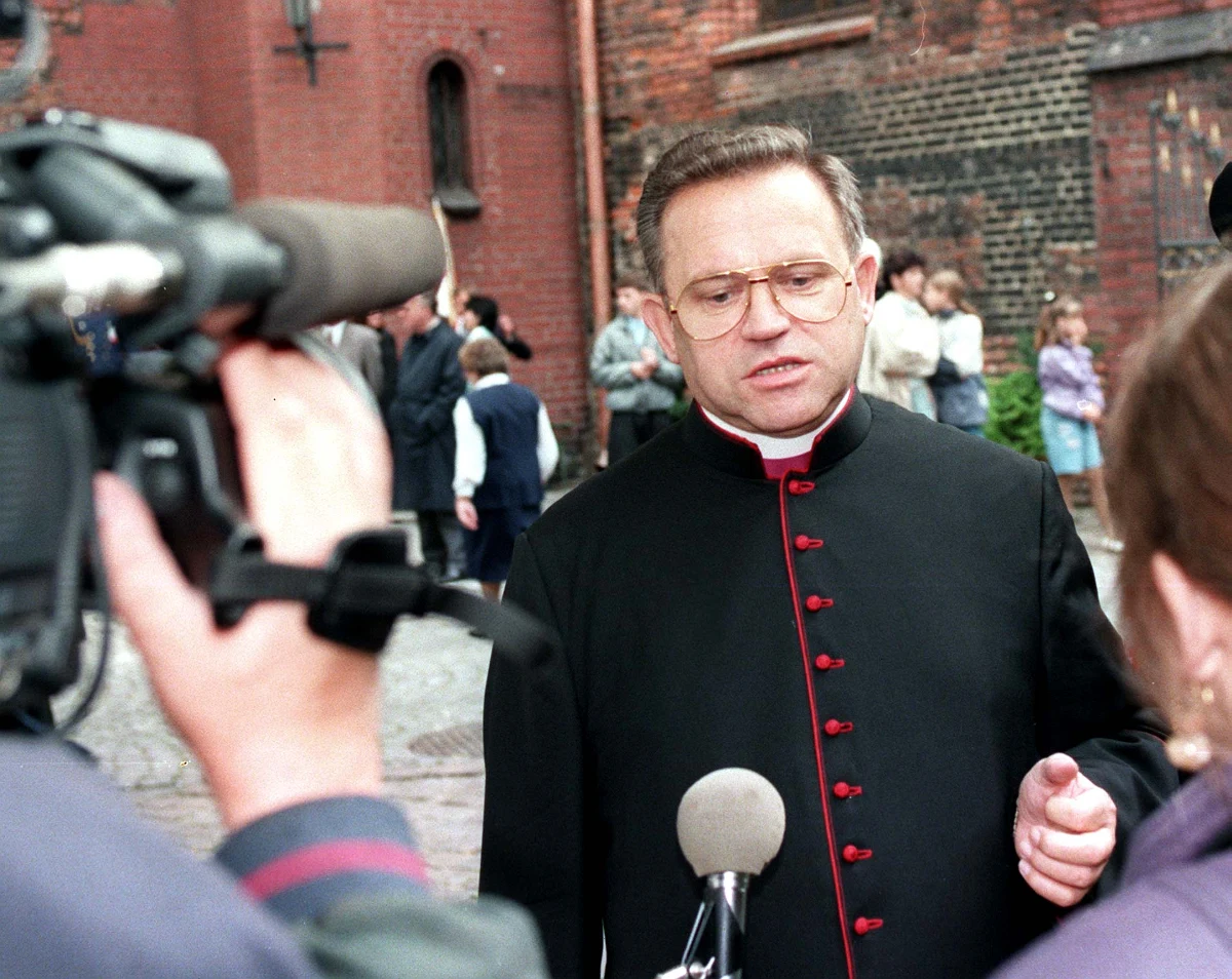 Klub Koalicji Obywatelskiej w Radzie Miasta Gdańska złożył podczas sesji Rady wniosek o odebranie tytułu honorowego obywatela miasta ks. prałatowi Henrykowi Jankowskiemu. W ubiegłym tygodniu w "Dużym Formacie" pojawił się materiał oskarżający zmarłego w 2010 r. duchownego o molestowanie dzieci.