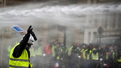Protesty "żółtych kamizelek". Macron poprosi bankierów o pomoc