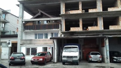 Architektoniczny bubel, czyli domek w bloku, wciąż straszy w Krakowie