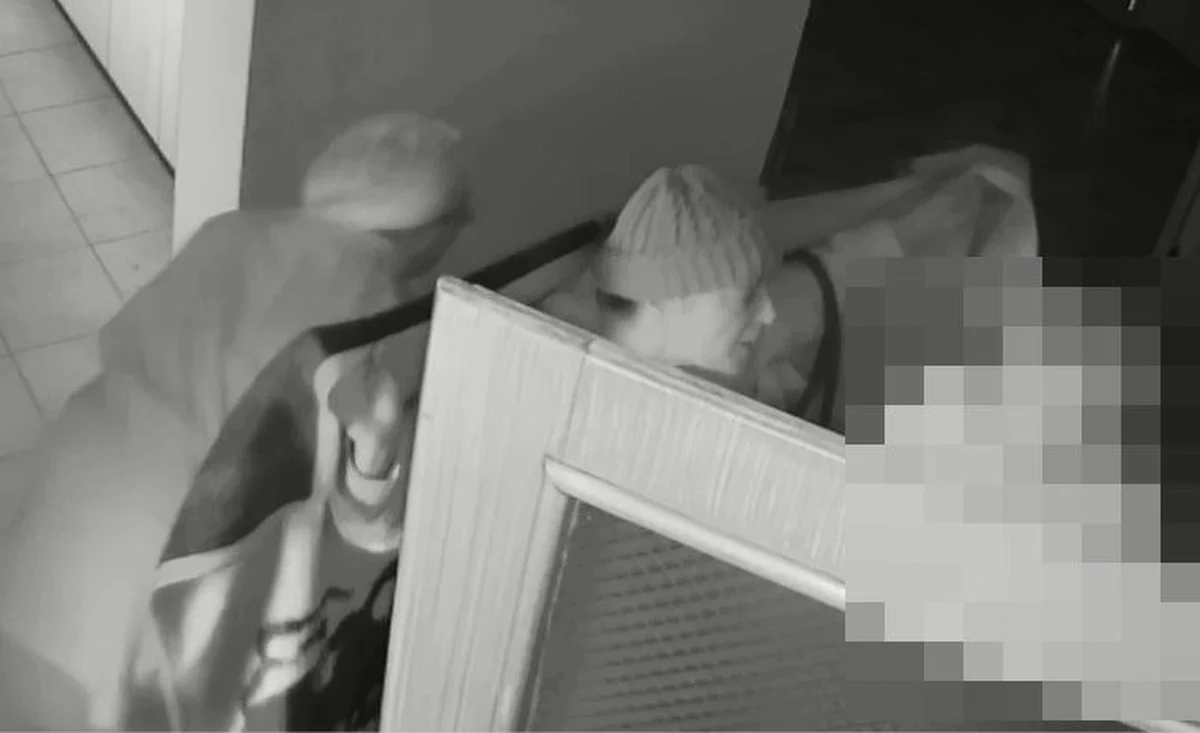 Zuchwałe złodziejki poszukiwane przez policję w Kaliszu. Dwie kobiety okradły ponad 80-letnią staruszkę. Jedna udawała, że sprzedaje koc, druga przemknęła się do mieszkania i je splądrowała.  