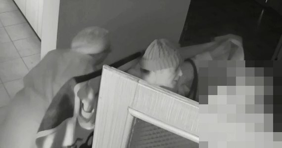 Zuchwałe złodziejki poszukiwane przez policję w Kaliszu. Dwie kobiety okradły ponad 80-letnią staruszkę. Jedna udawała, że sprzedaje koc, druga przemknęła się do mieszkania i je splądrowała.  