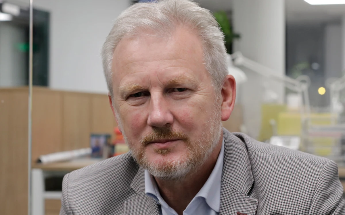 Od lutego warszawski sąd nie jest w stanie zebrać 4 oskarżonych o brutalne pobicie byłego wiceszefa KNF Wojciecha Kwaśniaka, co oznacza, że nie może rozpocząć ponownego procesu w tej sprawie - ustalił reporter RMF FM Krzysztof Zasada. W poprzednim przerwanym procesie odbyło się 12 rozpraw, ale zmienił się skład sędziowski. 