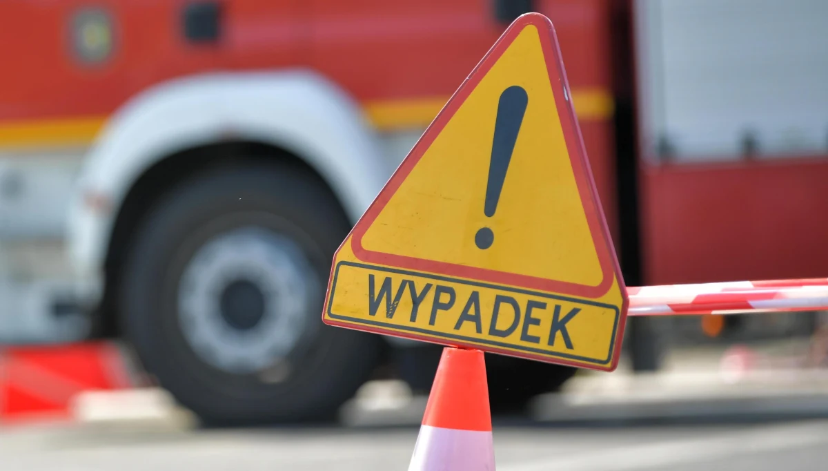 Autobus szkolny, który wiózł 26 dzieci ze Szkoły Podstawowej w Bukowie do Polanowa, uderzył w przydrożne drzewo. Jedna dziewczynka z raną głowy trafiła do szpitala w Koszalinie.