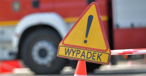 Autobus szkolny, który wiózł 26 dzieci ze Szkoły Podstawowej w Bukowie do Polanowa, uderzył w przydrożne drzewo. Jedna dziewczynka z raną głowy trafiła do szpitala w Koszalinie.