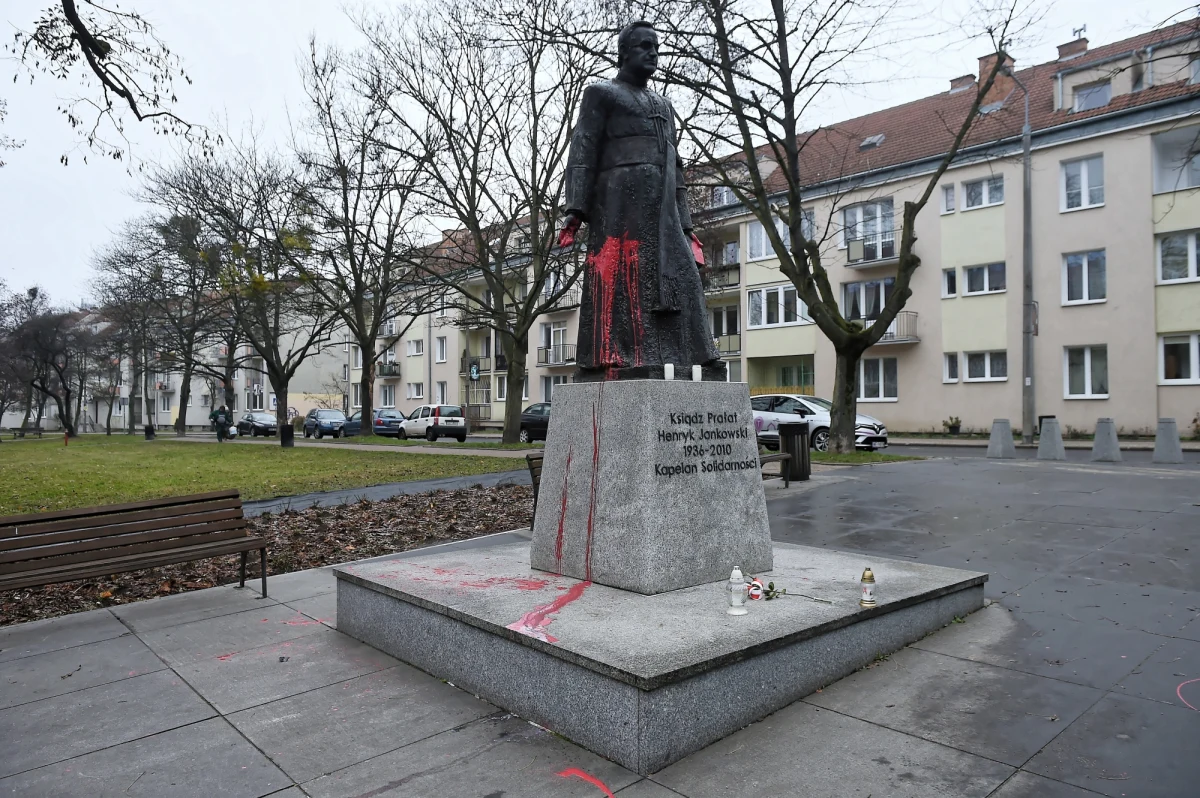Joanna Scheuring-Wielgus z partii Teraz! chce powołania w trybie natychmiastowym świeckiej komisji, która miałaby się zająć sprawą księdza Henryka Jankowskiego. Zdaniem posłanki - komisja - powinna działać pod auspicjami Rzecznika Praw Obywatelskich i Rzecznika Praw Dziecka.