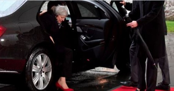 O sporym pechu może mówić brytyjska premier Theresa May. W Berlinie - jadąc na spotkanie z niemiecką kanclerz Angelą Merkel - zatrzasnęła się w samochodzie. 