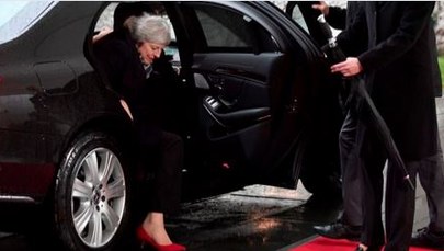 Brytyjska premier nie mogła wyjść z samochodu. Przyjechała na spotkanie w Berlinie  