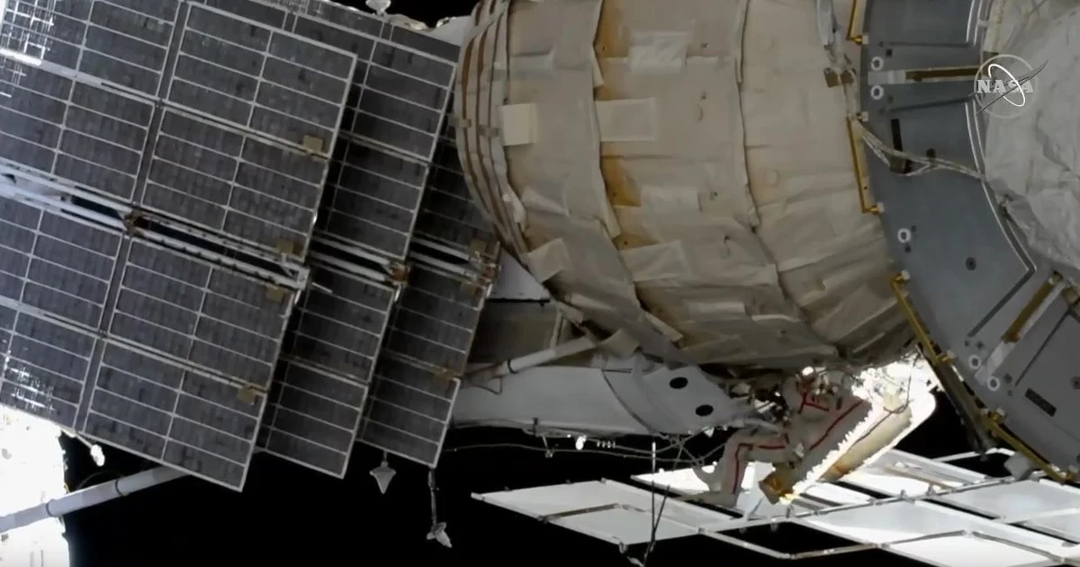 Rosyjscy kosmonauci Oleg Kononienko i Sergiej Prokopiev wyszli na zewnątrz Międzynarodowej Stacji Kosmicznej. Podczas spaceru mają do wykonania skomplikowaną i nadzwyczajną misję. Kononienko ma dotrzeć do pojazdu Sojuz MS-09, w którym - jak pamiętamy - w sierpniu wykryto mały otwór, przez który uciekało powietrze. 