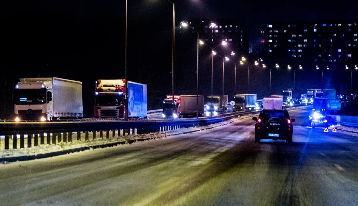 Instytut Meteorologii i Gospodarki Wodnej wydał ostrzeżenia pierwszego stopnia dla dziewięciu województw. Powodem są opady marznącego deszczu, możliwa gołoledź oraz opady śniegu. Według prognoz w Sudetach i Beskidach może intensywnie sypać. "Uważajcie!" - apeluje Rządowe Centrum Bezpieczeństwa.