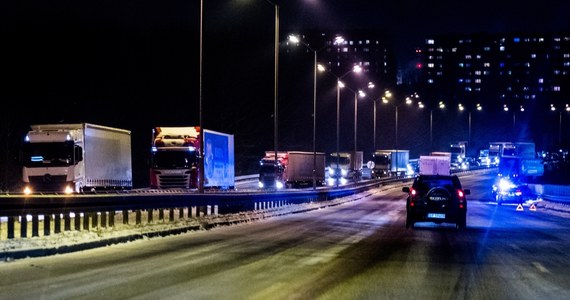 Instytut Meteorologii i Gospodarki Wodnej wydał ostrzeżenia pierwszego stopnia dla dziewięciu województw. Powodem są opady marznącego deszczu, możliwa gołoledź oraz opady śniegu. Według prognoz w Sudetach i Beskidach może intensywnie sypać. "Uważajcie!" - apeluje Rządowe Centrum Bezpieczeństwa.