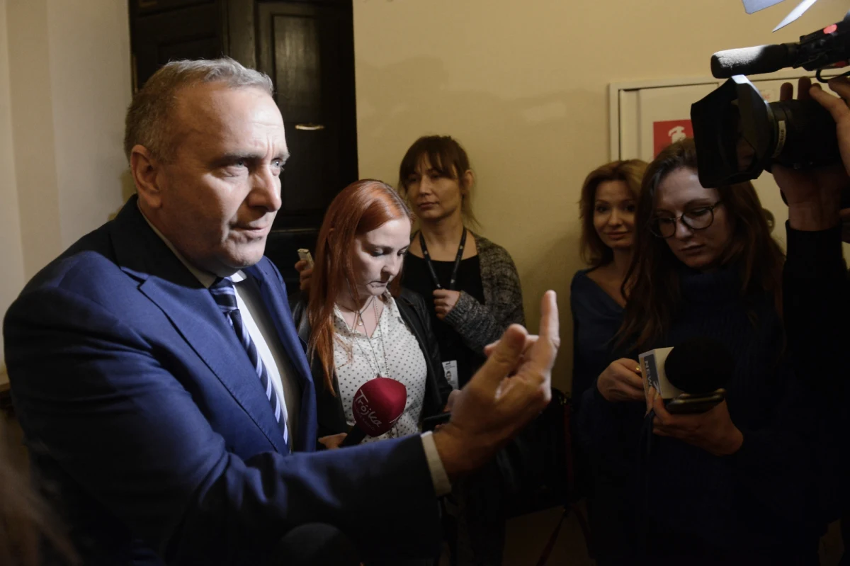 Wnioskiem PO o wyrażenie wotum nieufności rządowi Mateusza Morawieckiego Sejm zajmie się w piątek wieczorem - tak przynajmniej wynika z harmonogramu obrad zamieszczonego we wtorek wieczorem na sejmowej stronie internetowej. Rozpoczynające się w środę posiedzenie, które początkowo miało trwać dwa dni, będzie trwać trzy dni i zakończy się w piątek. 