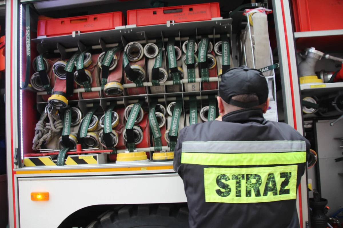 Wypadek w hucie szkła w Częstochowie. Z wózka widłowego spadł zbiornik z kwasem solnym. Wyciekło z niego tysiąc litrów substancji.