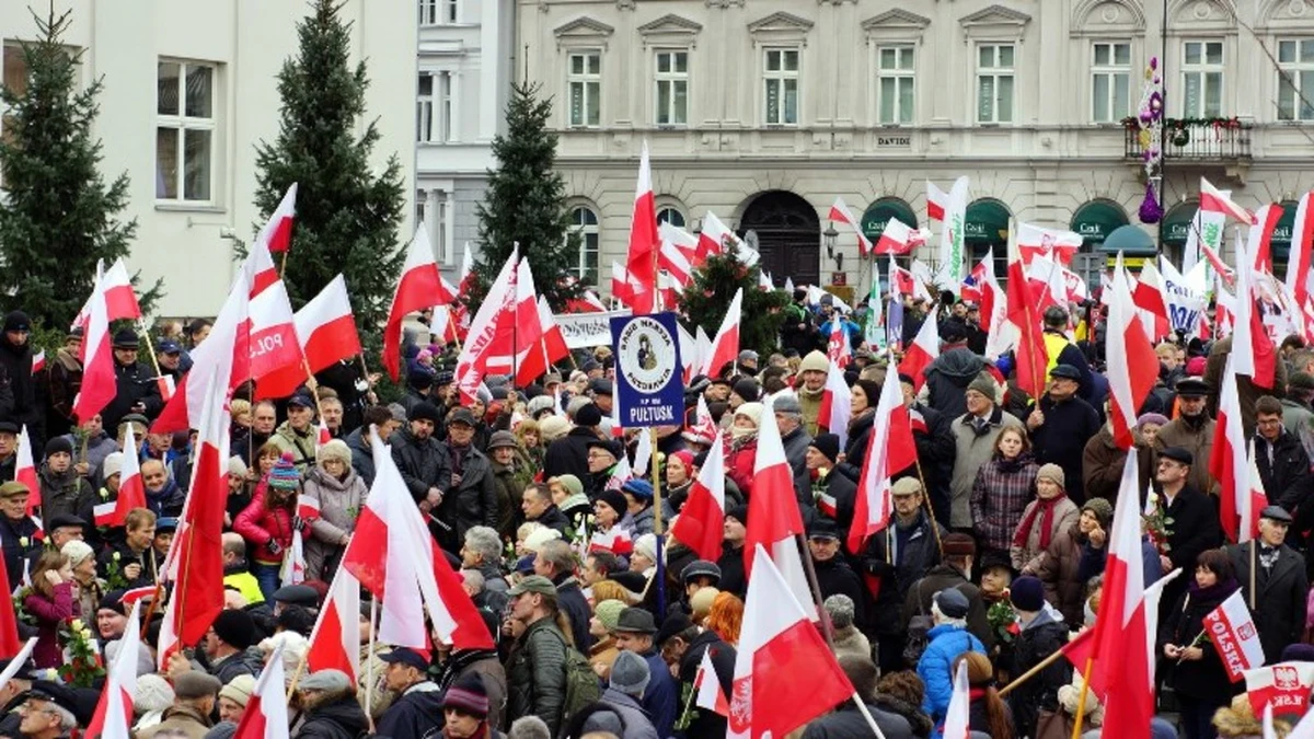 Tysiące ludzi przeszły ulicami Warszawy we współorganizowanym przez PiS "Marszu w Obronie Demokracji i Wolności Mediów". Pochód, zwołany w 33. rocznicę wprowadzenia w Polsce stanu wojennego, miał być również wyrazem protestu przeciwko sfałszowaniu - jak twierdzą politycy PiS - niedawnych wyborów samorządowych. "Wiem, że ci, którzy tutaj przyjeżdżali z różnych stron kraju, mieli wiele kłopotów, wiele trudności, (...) stworzonych przez władzę" - mówił na placu Trzech Krzyży Jarosław Kaczyński.