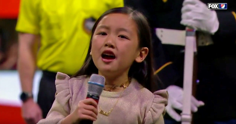 7-letnia Malea Emma po raz kolejny oczarowała kibiców swoim wykonaniem amerykańskiego hymnu. Tym razem podczas spotkania Atlanty United z Portland Timbers.