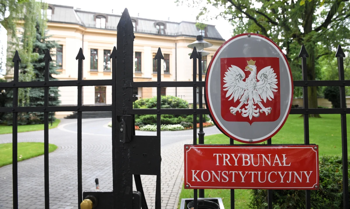 Siedmioro sędziów Trybunału Konstytucyjnego ujawniło właśnie list skierowany przed tygodniem do prezes Julii Przyłębskiej. Po tym, jak odmówiła umieszczenia ich uwag w dorocznym sprawozdaniu z prac Trybunału, sędziowie domagają się opublikowania informacji o nieprawidłowościach w działaniu na stronie TK. Chcą też przekazania informacji na ich temat prezydentowi oraz Europejskiemu Trybunałowi Sprawiedliwości.