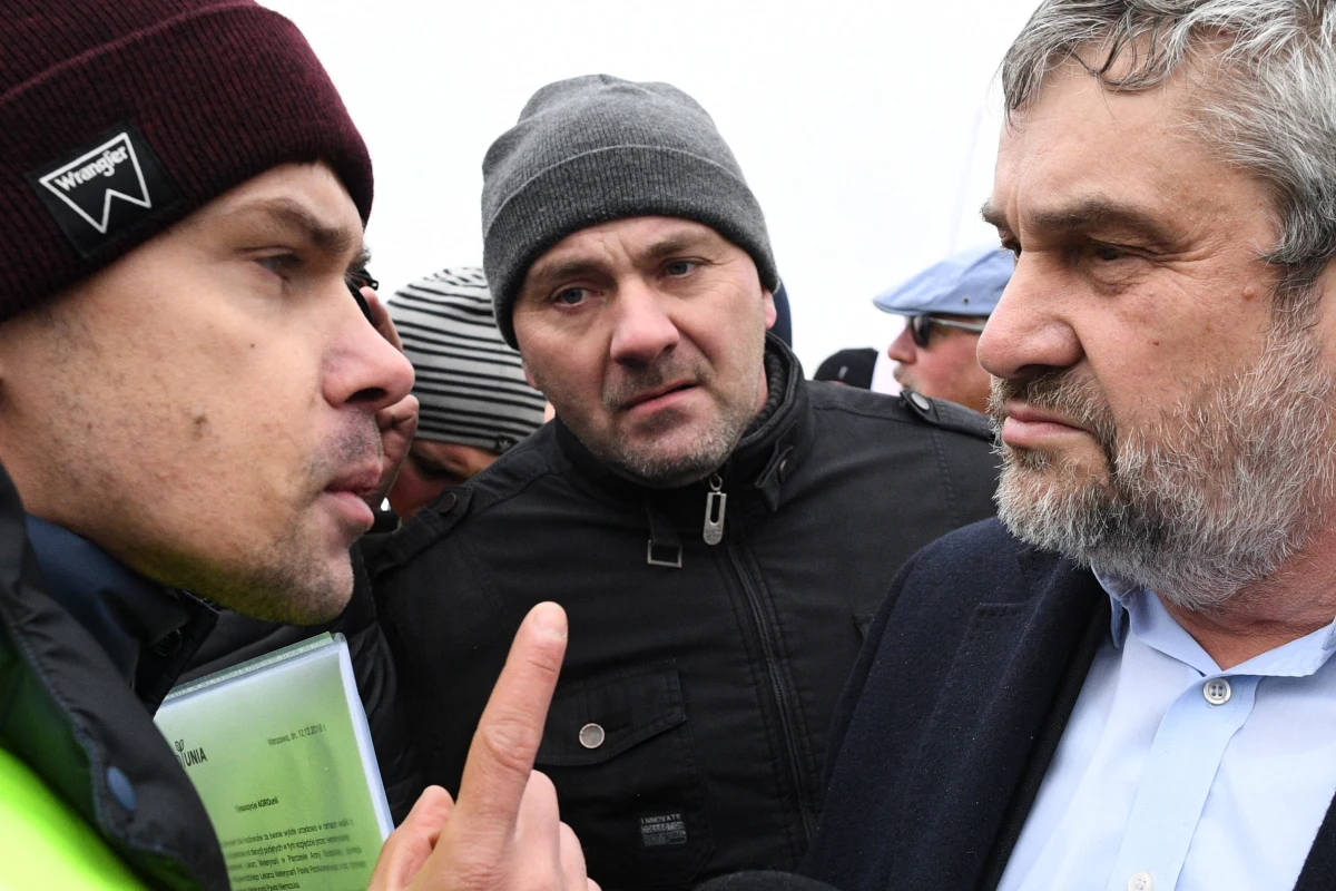 Po niezapowiedzianej blokadzie autostrady A2 w Pruszkowie, protestujący rolnicy zadeklarowali, że odblokują drogę. Jednocześnie powiedzieli, że przekazali ministrowi rolnictwa dokumenty, do których on w ciągu dwóch tygodni ma się odnieść.