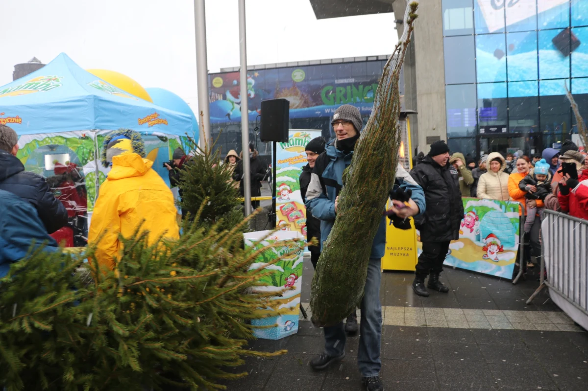 W Katowicach na placu Szewczyka rozdawaliśmy w środę pierwsze drzewka w ramach corocznej akcji "Choinki pod choinkę". W stolicy Górnego Śląska towarzyszy nam Natalia Szroeder. Przygotowaliśmy dla Was mnóstwo atrakcji. Były słodkie upominki i wspólne śpiewanie. 