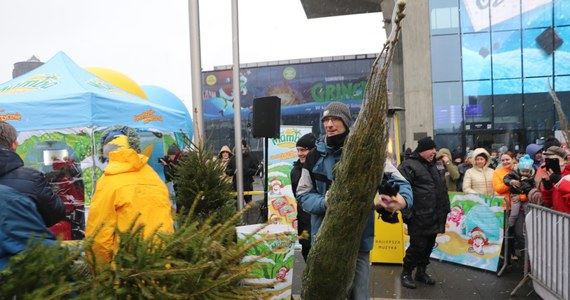 W Katowicach na placu Szewczyka rozdawaliśmy w środę pierwsze drzewka w ramach corocznej akcji "Choinki pod choinkę". W stolicy Górnego Śląska towarzyszy nam Natalia Szroeder. Przygotowaliśmy dla Was mnóstwo atrakcji. Były słodkie upominki i wspólne śpiewanie. 