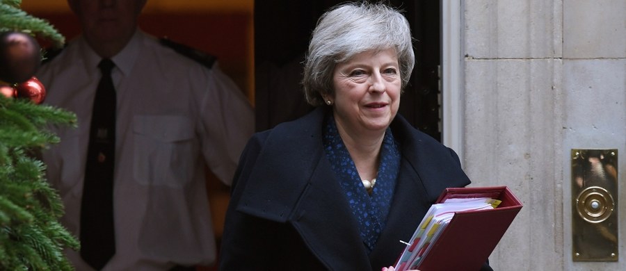 Brytyjska premier Theresa May oceniła w środę, że rozpisanie przedterminowych wyborów parlamentarnych "nie byłoby w interesie narodowym". Wykluczyła także organizację drugiego referendum w sprawie wyjścia Zjednoczonego Królestwa z Unii Europejskiej.