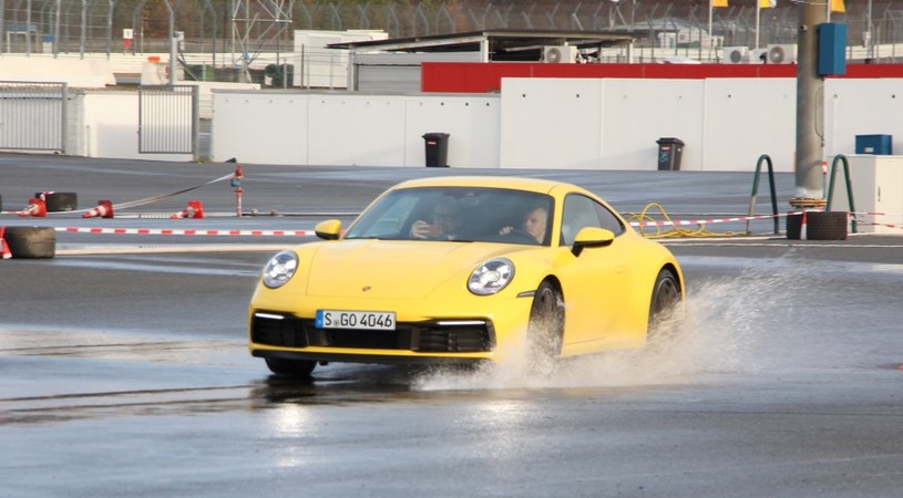 Porsche 911 bliskie spotkanie z 992 Motoryzacja w