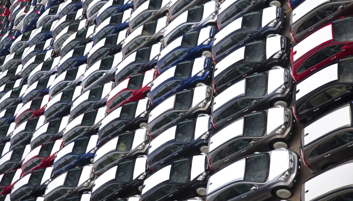 ​Urzędnik Federalnej Służby Nadzoru Transportu w Rosji (Rostransnadzor) został zwolniony po tym, jak wyszło na jaw, że jego żona kupiła 66 samochodów. Prokuratura prześwietliła ich dochody i doszła do wniosku, że za oficjalną pensję państwowego urzędnika nie byliby w stanie kupić tylu aut.