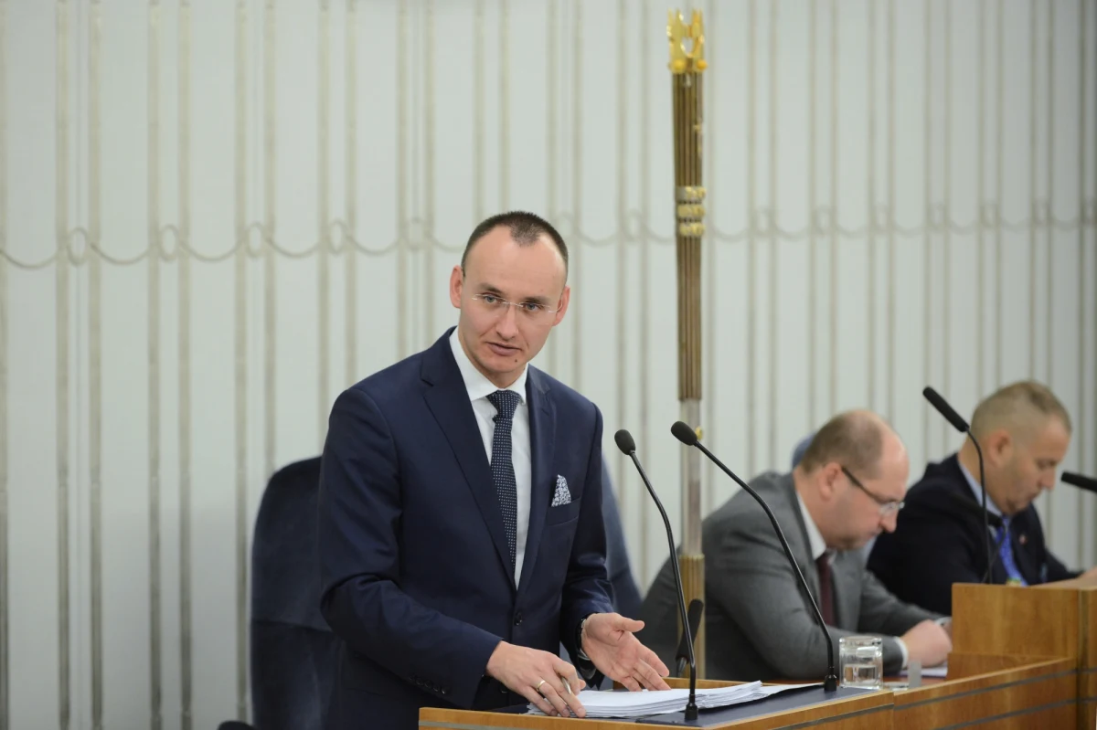 Senatorowie zagłosują za kandydaturą Mikołaja Pawlaka na Rzecznika Praw Dziecka. "Nie słyszałem żadnych głosów wątpliwości czy sprzeciwu. Głosowanie nad wyrażeniem zgody na jego powołanie odbędzie się w środę" - zapowiedział marszałek Senatu Stanisław Karczewski.