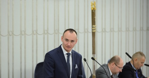 Senatorowie zagłosują za kandydaturą Mikołaja Pawlaka na Rzecznika Praw Dziecka. "Nie słyszałem żadnych głosów wątpliwości czy sprzeciwu. Głosowanie nad wyrażeniem zgody na jego powołanie odbędzie się w środę" - zapowiedział marszałek Senatu Stanisław Karczewski.