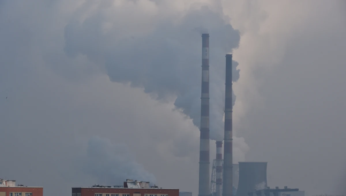 Nie jestem wyznawcą kościoła globalnego ocieplenia. Nigdy nie byłem i nigdy tego nie ukrywałem. Nie zachwycałem się nagrodą Nobla i Oscarem dla Ala Gora. Nie chwytam w lot każdej możliwej historii o tym, jak blisko jesteśmy klimatycznej zagłady, wręcz przeciwnie, wolę dobre wiadomości o tym, że natura jednak sobie z obecnymi zmianami klimatycznymi poradzi. Nie jestem jednak typem sceptyka, który zamyka oczy i uszy na wszystko, co się o tej sprawie mówi i nie wierzy niczemu, co od naukowców, którzy się sprawami klimatu zajmują, pochodzi. Wręcz przeciwnie, naukowcom akurat wierzę. A poza tym, chcemy, czy nie, zmiany, które następują coraz bardziej wokół nas widać. Zamykanie oczu i uszu nic nie pomoże. Klucz w tym, czy i co możemy w tej sprawie zrobić. Diabeł bowiem - jak zawsze - tkwi w szczegółach.