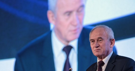 Spółki energetyczne wycofają wnioski taryfowe na przyszły rok i dokonają przeglądu sytuacji - poinformował minister energii Krzysztof Tchórzewski. Jak dodał, nie będzie od nowego roku podwyżek cen prądu dla gospodarstw domowych. "Od stycznia te same ceny energii elektrycznej. Nie zmieniają się" - stwierdził minister w rozmowie z dziennikarzami.