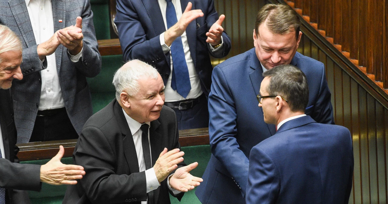 Jarosław Kaczyński oklaskuje Mateusza Morawieckiego w Sejmie