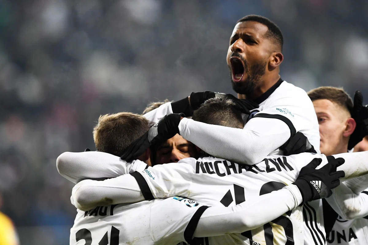 W sobotę piłkarze Legii rozegrają ostatni w tym roku mecz na własnym stadionie. Podejmą Piasta Gliwice. Legioniści liczą na to, że przed zimową przerwą uda się zniwelować choć część strat do prowadzącej w tabeli Lechii Gdańsk. Szansą na to jest starcie z ekipą z Gliwic. Mamy dla was wejściówki na to spotkanie. Jak je zdobyć? Odpowiedź znajdziecie w artykule.