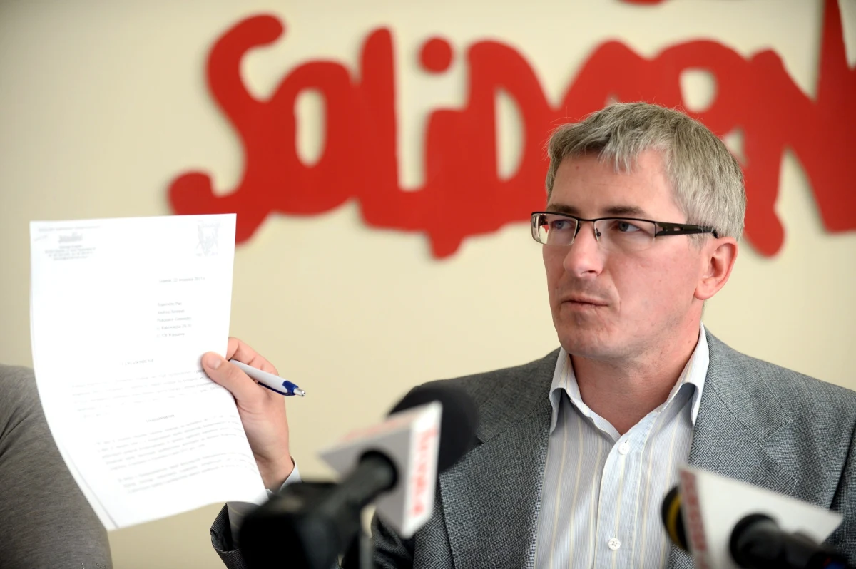 "Dialog w Polsce przestał być formą osiągania porozumień. Niestety rząd pokazał nam, że miejscem do realizacji postulatów jest ulica" - mówi RMF FM Marek Lewandowski, rzecznik prasowy NSZZ "Solidarność". Związkowa centrala grozi protestami, które mają ruszyć wiosną przyszłego roku. W obszernym stanowisku, które przyjęła Komisja Krajowa Solidarności związkowcy wskazują na niesprawiedliwe działania podejmowane przez rząd i na wiele niespełnionych obietnic.