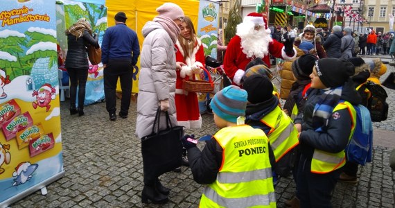 Wrocławski Plac Solny był kolejnym przystankiem na trasie akcji "Choinki pod choinkę". Od godziny 11 rozdawaliśmy Wam wyjątkowe drzewka i słodkości. Towarzyszył nam Antek Smykiewicz. Już jutro będziemy w Łodzi z Eweliną Lisowską.