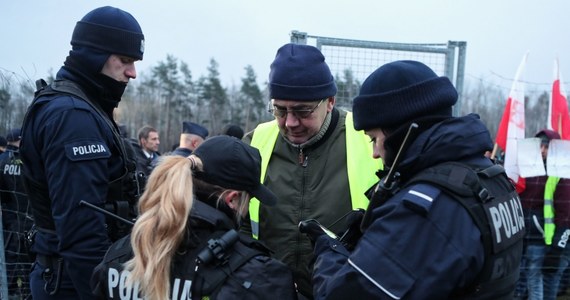 Rolnicy po kilku godzinach protestu odblokowali drogę S8 w okolicach Rawy Mazowieckiej. Kilkuosobowa delegacja protestujących została przyjęta przez dyrekcję zakładu mięsnego w Rawie Mazowieckiej. Wcześniej, przez kilka godzin około stu osób protestowało na pobliskiej drodze ekspresowej.. Rolnicy domagają się szybszej zapłaty za dostarczany towar i lepszej kontroli mięsa sprowadzanego z zagranicy. 