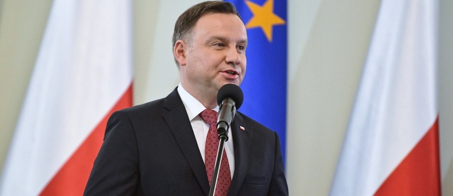 Nie zgodzimy się na relatywizację stanu wojennego; tamto zło musi zostać usunięte i zadeptane - podkreślił prezydent Andrzej Duda, który w czwartek w Warszawie wręczył odznaczenia dla byłych działaczy opozycji antykomunistycznej.