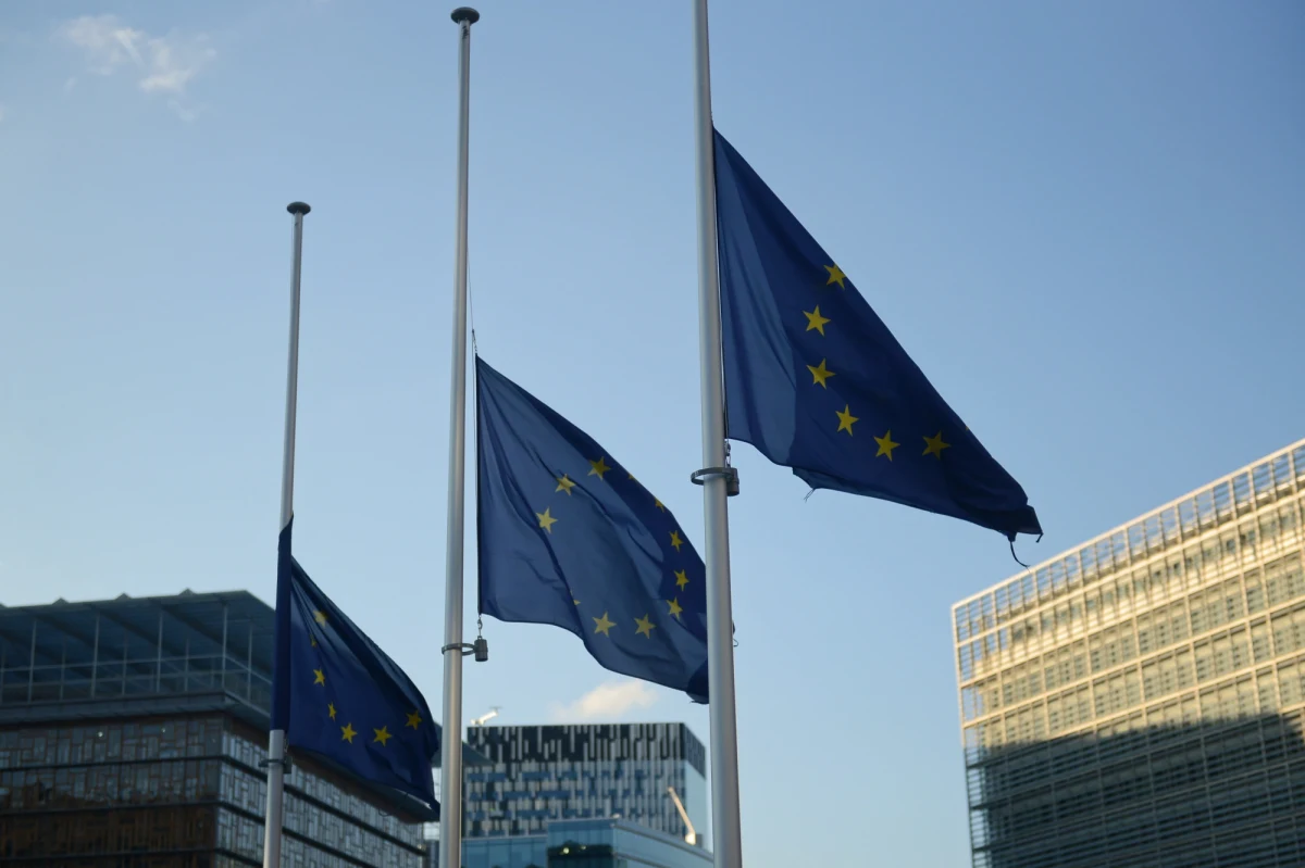 Przywódcy państw członkowskich na szczycie unijnym w Brukseli jednogłośnie zdecydowali o przedłużeniu sankcji gospodarczych wobec Rosji, jakie nałożono cztery lata temu. Powodem jest niewypełnianie przez Rosję porozumień mińskich w sprawie uregulowania konfliktu na wschodzie Ukrainy. Nie zdecydowano jednak o nowych sankcjach, które byłyby odpowiedzią na rosyjską agresję na Morzu Azowskim.