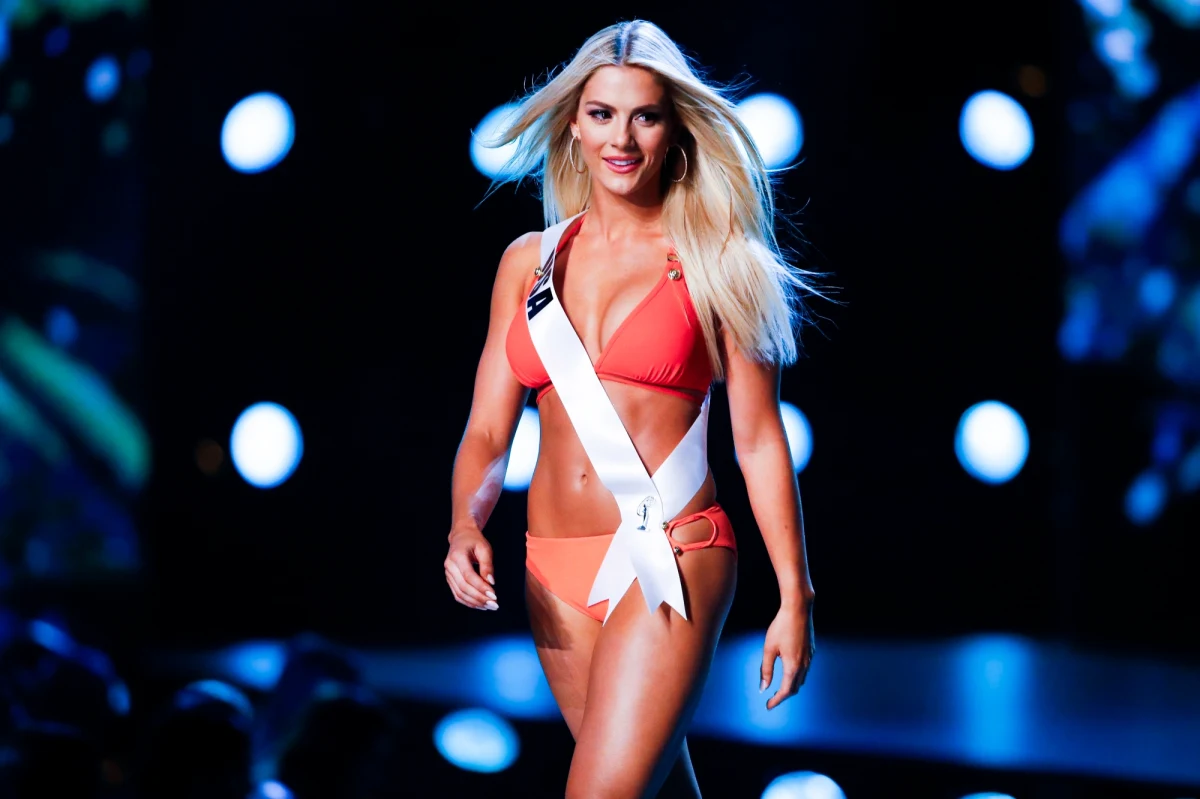 Fala krytyki wylała się na Sarę Rose Summers – Miss USA po ksenofobicznych komentarzach, w których Summers zakpiła z konkurentek startujących w konkursie Miss Universe i niemówiących po angielsku.