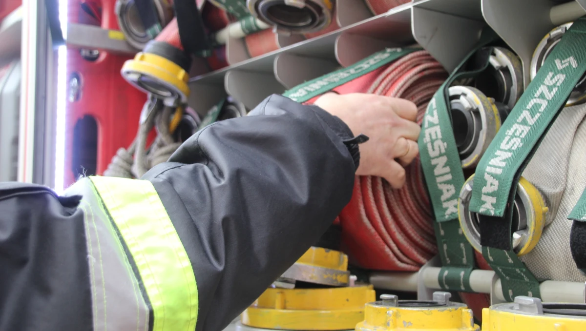 Tragiczne pożary w woj. łódzkim. W Zgierzu zapalił się drewniany budynek wielorodzinny. 1 osoba zginęła, jedna została ranna. 13 osób ewakuowano. Natomiast w Łodzi przy ul. Łęczyckiej pożar wybuchł w kamienicy. Tam jednej osoby nie udało się uratować. Trzy osoby zostały ranne.