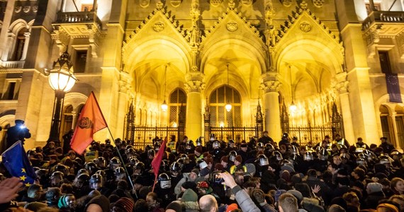 Dwóch policjantów odniosło obrażenia w nocy z czwartku na piątek podczas demonstracji w Budapeszcie przeciwko nowelizacji kodeksu pracy. Użyto gazu łzawiącego. Opozycja zapowiada na piątek kolejny protest.