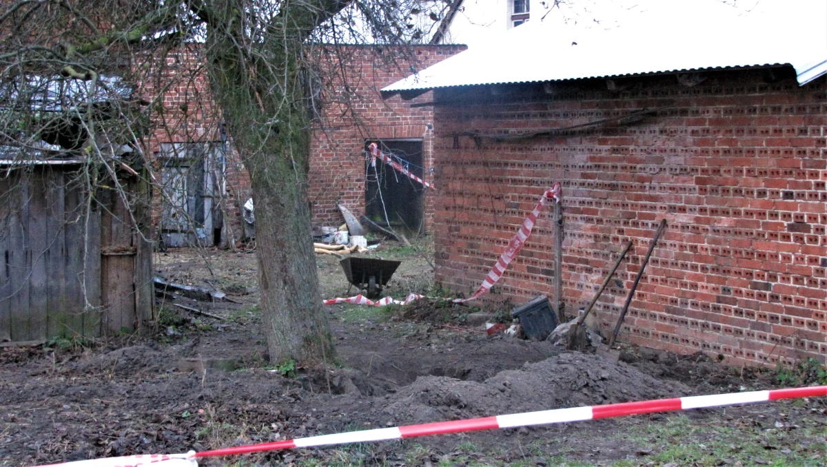 Zarzut zabójstwa usłyszała 27-letnia kobieta z Ciecierzyna na Opolszczyźnie. Miała udusić w reklamówce nowo narodzoną córkę. To najnowsze ustalenia naszego reportera dotyczące rodzinnego dramatu. Sąd aresztował ją na trzy miesiące. Wczoraj na terenie jednej z posesji we wsi Ciecierzyn pod Byczyną w powiecie kluczborskim na Opolszczyźnie znaleziono zwłoki 4 noworodków. Przez cały dzień policja przeszukiwała teren wokół domu.